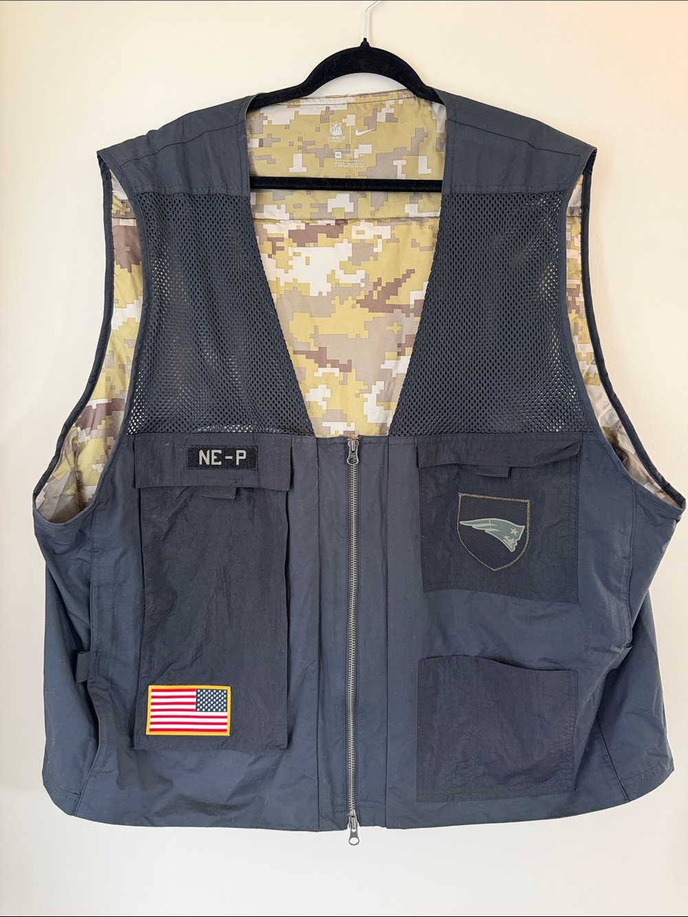 NFL Men's Gray/black New England Patriots Utility Vest with Camouflage Lining